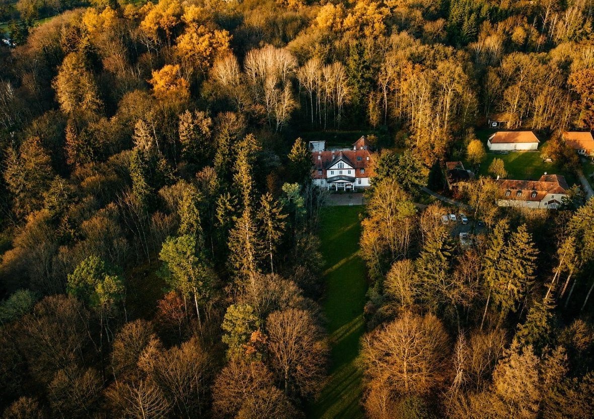 Das Gut aus der Luft im Herbst
