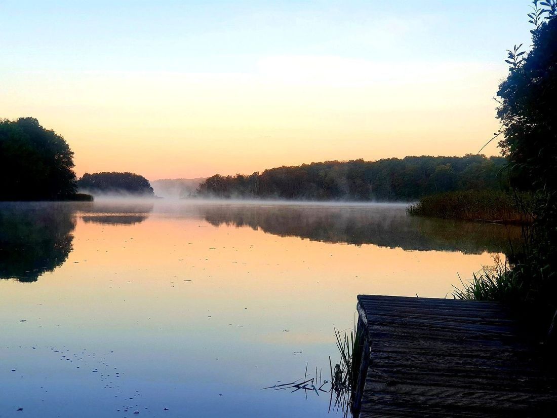 Nebel über dem See am Morgen